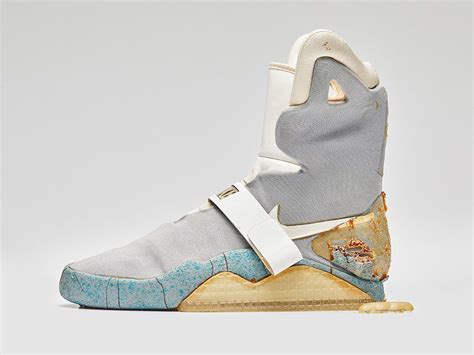 nike mag rechargeable shoes